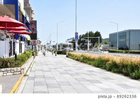 神奈川県藤沢市　国道134号線の歩道と商業施設と片瀬の街並み 89262336