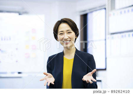 女性 オフィス リモート会議 カメラ目線 カメラ越し 女性 オフィス リモート会議 カメラ目線 カメラ越し 89262410