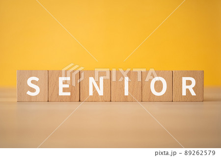シニアのイメージ|「SENIOR」と書かれた積み木 シニアのイメージ|「SENIOR」と書かれた積み木 89262579