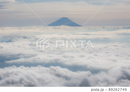〔長野県／山梨県・12月〕赤岳（八ヶ岳連峰の最高峰）頂上からの眺め　絶景の雲海と富士山 89262749