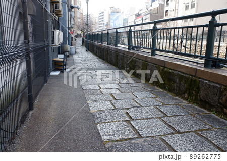運河沿いの古い石畳 89262775