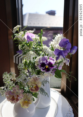 出窓に庭の花を飾る 89262895