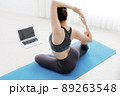 自宅でオンラインでヨガをする若い女性 89263548