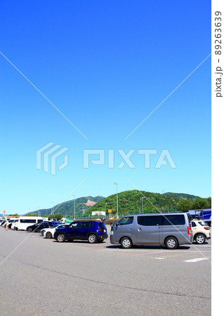 多くの車で賑わうサービスエリアの風景 89263639