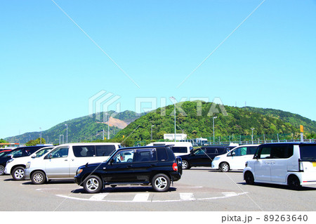 多くの車で賑わうサービスエリアの風景 多くの車で賑わうサービスエリアの風景 89263640