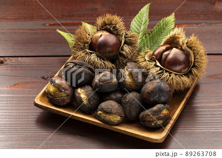 ざるに盛った焼き栗 89263708