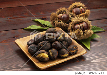 ざるに盛った焼き栗 89263714