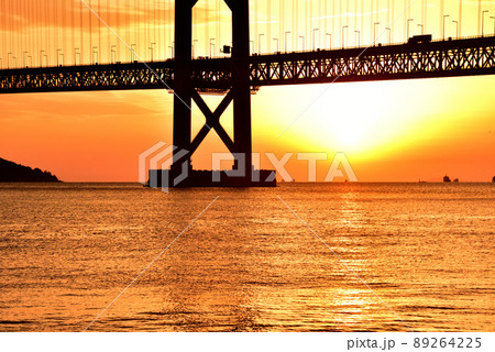 神戸市垂水区 舞子公園から 明石海峡大橋の夕景/ 神戸市垂水区 舞子公園から 明石海峡大橋の夕景/ 89264225