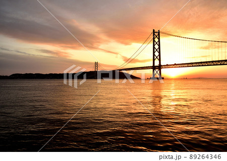 神戸市垂水区 舞子公園から 明石海峡大橋の夕景/ 89264346