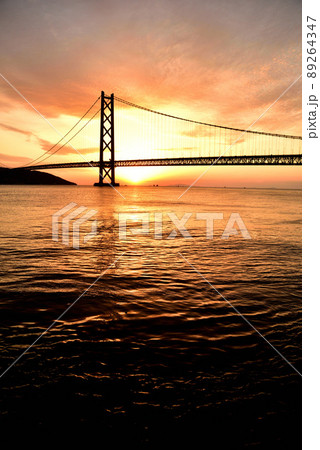 神戸市垂水区 舞子公園から 明石海峡大橋の夕景/ 89264347