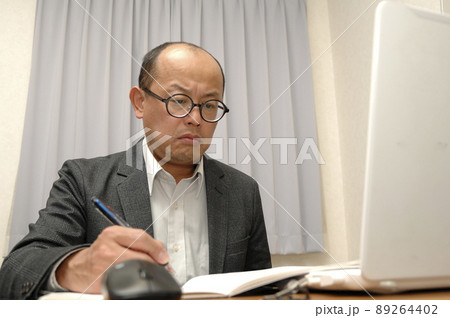 パソコンと中年男性 89264402