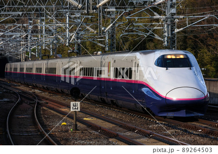 駅を通過するE2系新幹線 89264503