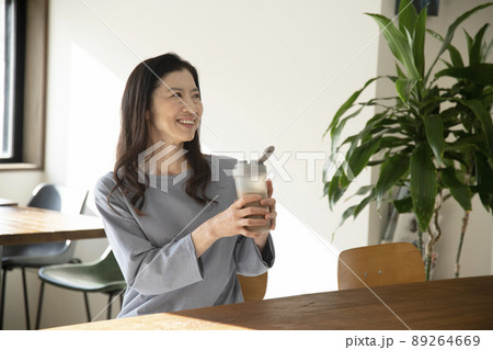 プロテインを飲む女性 89264669