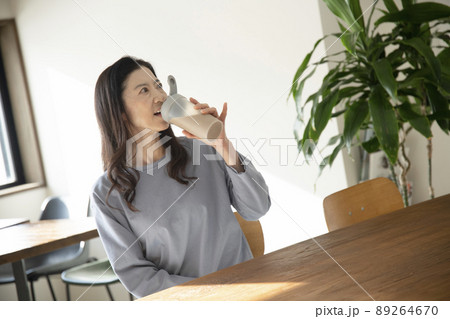 プロテインを飲む女性 89264670