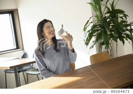 プロテインを飲む女性 89264673