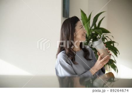プロテインを飲む女性 プロテインを飲む女性 89264674