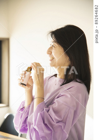 美容ドリンクを飲む女性 89264682
