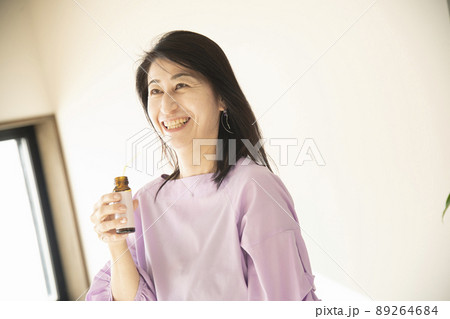 美容ドリンクを飲む女性 89264684