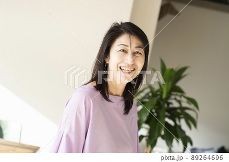 50代女性のポートレート 89264696
