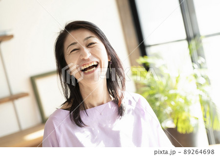 50代女性のポートレート 89264698