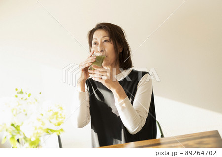 青汁を飲む女性 89264702