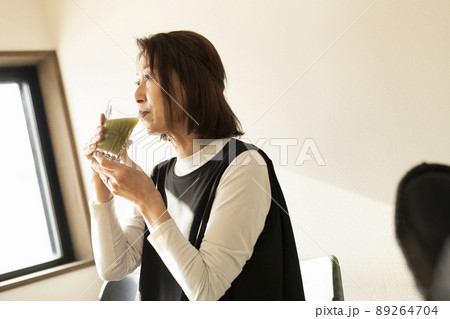 青汁を飲む女性 89264704