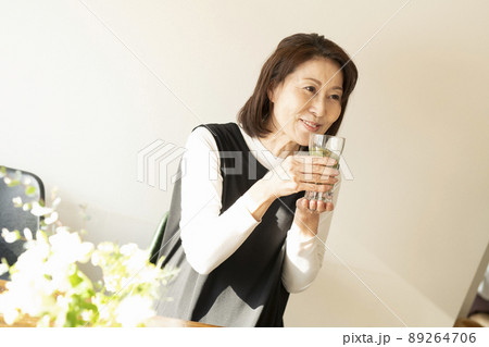 青汁を飲む女性 青汁を飲む女性 89264706