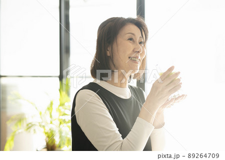 青汁を飲む女性 青汁を飲む女性 89264709