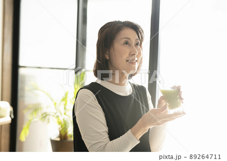 青汁を飲む女性 89264711
