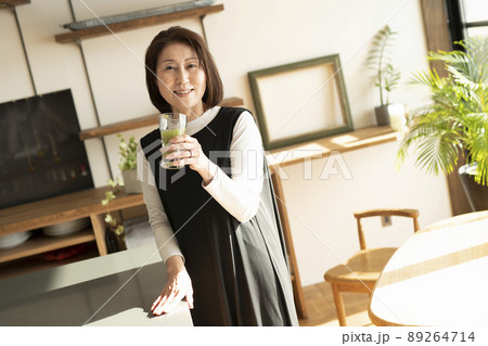 青汁を飲む女性 青汁を飲む女性 89264714