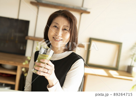 青汁を飲む女性 89264715
