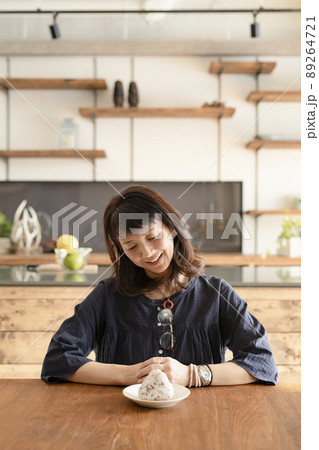 雑穀米おにぎりと女性 雑穀米おにぎりと女性 89264721