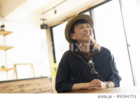 50代女性のポートレート 89264751