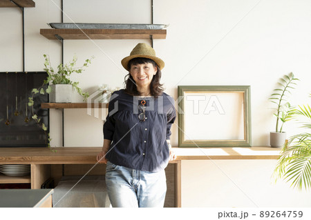 50代女性のポートレート 89264759