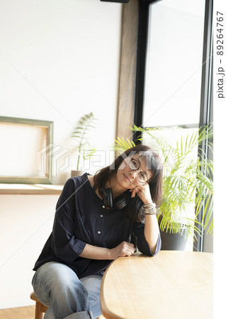 50代女性のポートレート 89264767