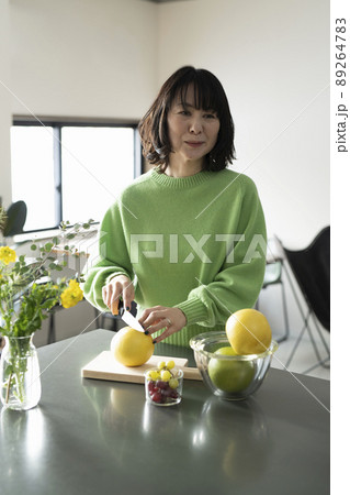 グレープフルーツを切る女性 89264783