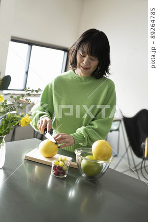 グレープフルーツを切る女性 89264785