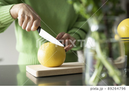 グレープフルーツを切る女性 89264796