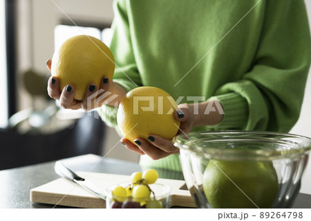 グレープフルーツを持つ女性 89264798