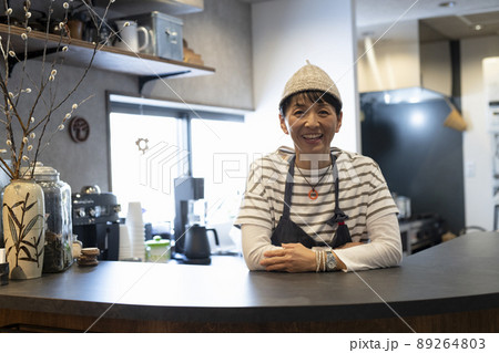 カフェ店員の女性 89264803