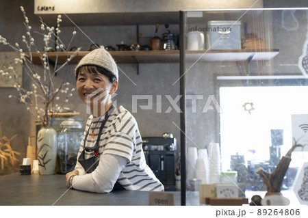 カフェ店員の女性 カフェ店員の女性 89264806