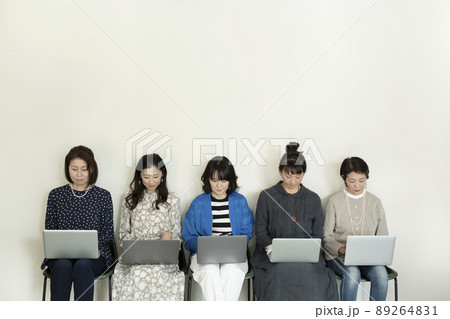 ノートPCと女性たち ノートPCと女性たち 89264831