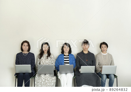 ノートPCと女性たち 89264832