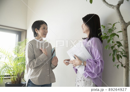 談笑する女性 談笑する女性 89264927