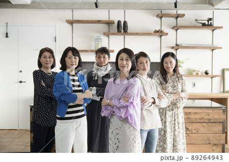 多様な女性たち 89264943