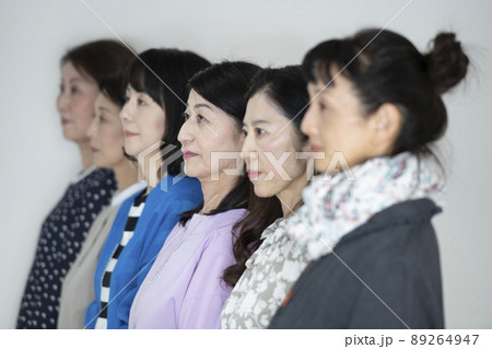 多様な女性たち 89264947