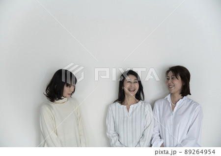談笑する女性 89264954