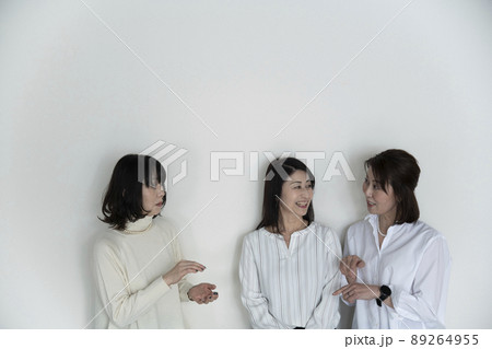談笑する女性 89264955