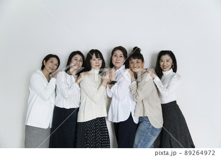 女性たちのポートレート 89264972