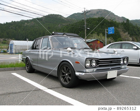 旧車でドライブ 山道をドライブ 旧車でドライブ 山道をドライブ 89265312